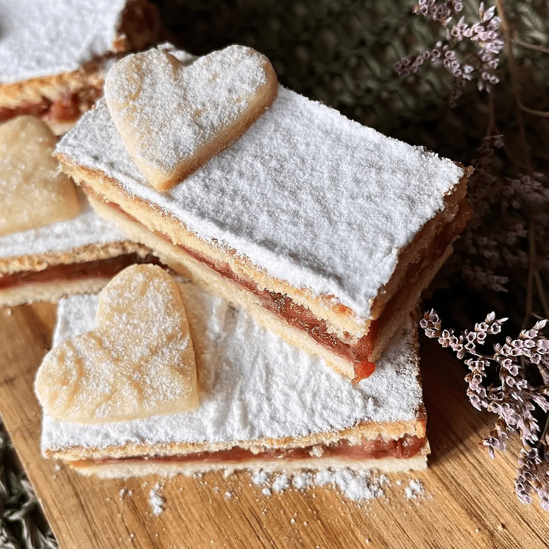 Fina pita s jabukama i marmeladom