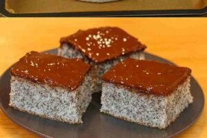 Kolac sa jogurtom i makom koji je neverovatno sočan – samo nekoliko sastojaka da dobijete ukusan kolač! 🍰✨ Brzo, jednostavno i savršeno sočno! 😋👌